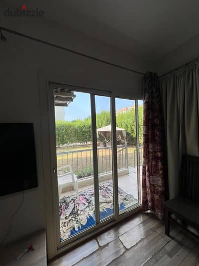 Ground floor apartment with a garden of 160 sqm for sale at The Address Sheikh Zayed, furnished with appliances and air conditioning, ready for occupancy.