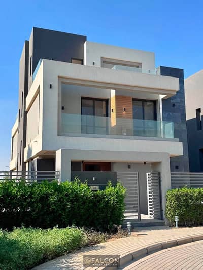 فيلا كورنر vip فيو مفتوح علي لاند سكيب و Water Feature من lavista في قلب التجمع الخامس بجوار katameya dunes . mivida . hyde park . mountain view