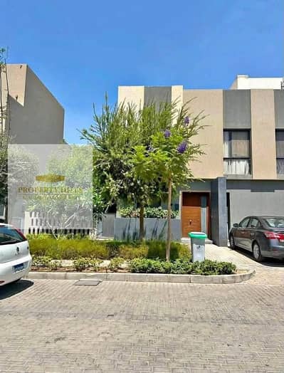 فيلا للبيع بالسعر القديم مساحتها 242 متر فى مدينة الشروق بجوار المركز الطبى والجامعة البريطانية
