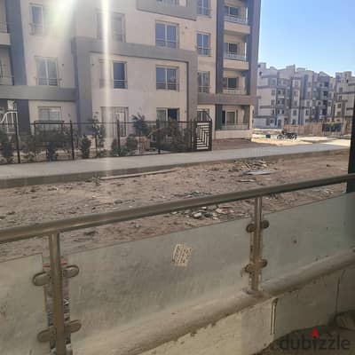 للبيع شقه ارضي بجاردن ١٣١م كمبوند جامعه القاهرة