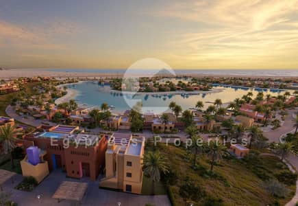 تاون هاوس لوفت متشطب بالتكييفات والمطبخ والسخانات والدواليب، على اللاجون والمارينا مباشرة، استلام قريب، بالتقسيط، تشطيب فاخر، أفضل استثمار