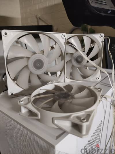 White ARGP Computer Case Fans ٣ مراوح للكيسه كمبيوتر لسرعه البيع