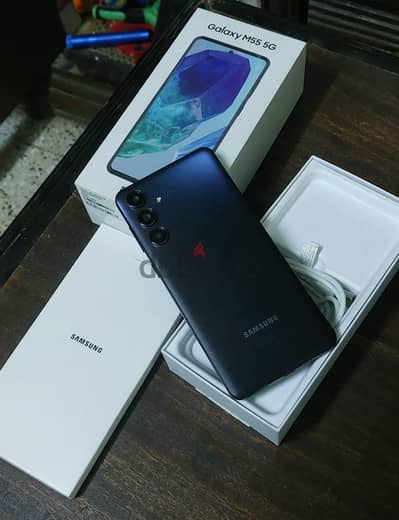 سامسونج m55 رام 8 مساحه 128التليفون لسه في الضمان جديد بدون خربوش واحد
