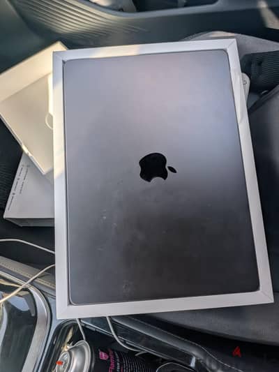 Ipad  pro M4 256G 11 inch as new with pen معه حاجته بدون استخدم