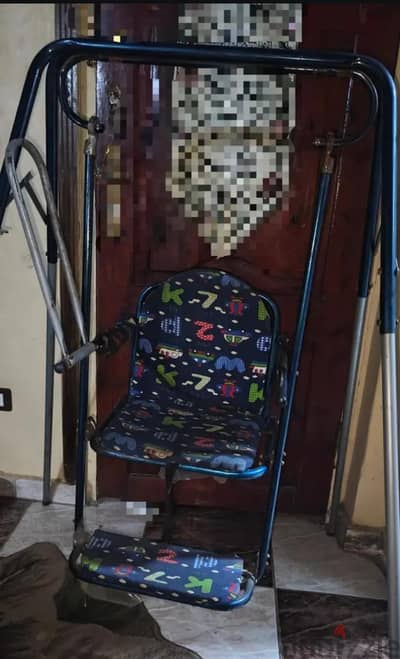 أرجوحة أطفال منزلية بحالة ممتازة 