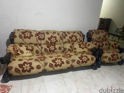 أنتريه و صالون و نيشين ومكتب و سرير للبيع