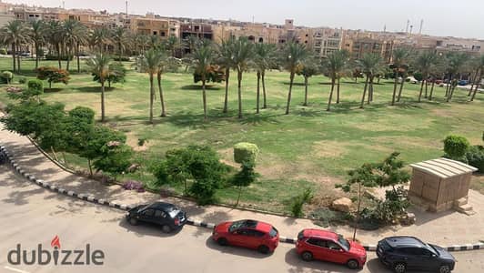 شقه ٣٠٠ م للايجار في البنفسج فيلات التجمع الاول