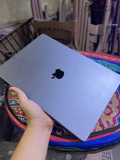 MacBook 16 inch 32 ram 1 tera