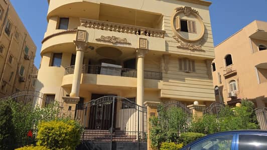 فيلا بشرق الأكاديمية التجمع  الخامس المساحة ٦٠٠ متر  مبنى على ٣٥ ٪؜ الرخصة كل دور  شقة  بعداد كهرباء منفصل بيزمنت ارضى اول - مقدمين على بناء ٧٥ ٪؜ من