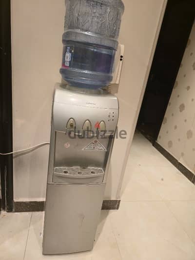 ديسبنسر وايت ويستنج هاوس ٣ حنفيات للبيع بحالة جيدة