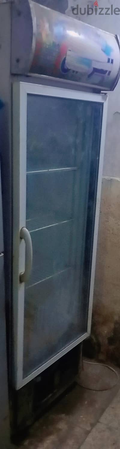 تلاجة عرض بحالة جيدة