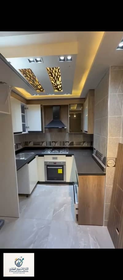 Furnished apartment for rent with kitchen in Zahra Al-Maadi, first residence, first use, distinguished and elegant location, steps to the Fifty Mall and all international brands and restaurants.