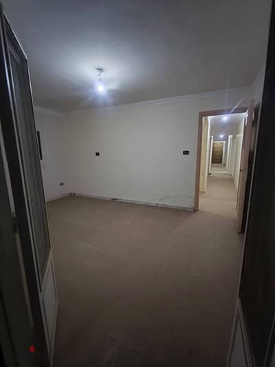 Office for rent on Al Qasr Al Aini Street