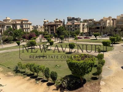 بينتهاوس ٤٠٠متر ٥غرف ماستر ب دريسنج في كل غرفه متشطبه الترا سوبر لوكس بالمطبخ و الدريسينج مع تكييفات و اميز موقع في التجمع الخامس مع ڤيو حديقه