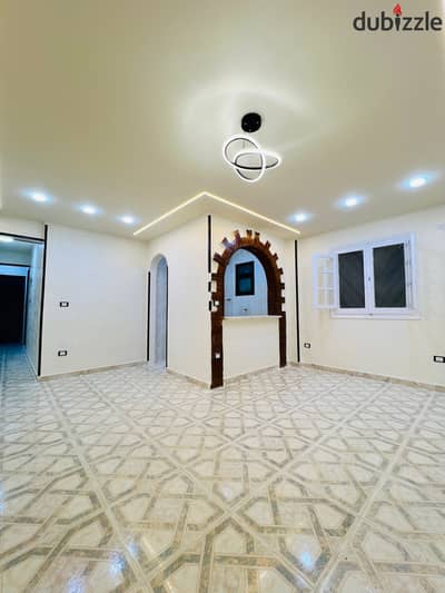 شقه في العجمي شاطي النخيل في قلب الخدمات العامة موقع سكني ممتاز علي بعد خطوات لي البحر تشطيب فاخر ومميز مسجله وكامله المرفق