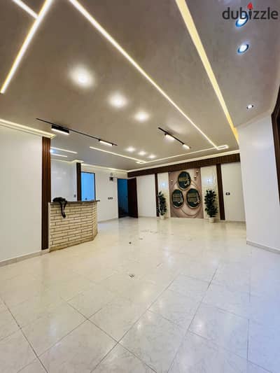 شقه في الإسكندرية العجمي شاطي النخيل خطوات لي البحر والشارع الرئيسي موقع سكني ممتاز جدا وتصلح لي الاستثمار تشطيب فاخر ومميز مسجله وكامله المرفق