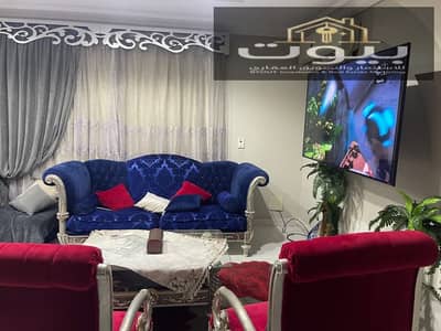 شقة للإيجار بالنزهة الجديدة متفرعة من شارع طه حسين 3 غرف نوم ريسبشن 3 قطع 2 حمام 2 بلكونة الدور الخامس أسانسير وعمارة كاملة بكاميرات مراقبة الشقة فاضية بالمطبخ فقط