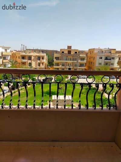 Apartment for rent (including kitchen) in First Settlement, 180 sqm, mid-floor, overlooking a large circular garden.