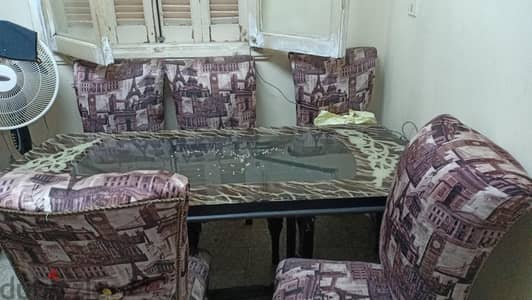 سفرة وستة كراسى   ونيش  خشب فى زجاج ضرفتين الظهر مراية