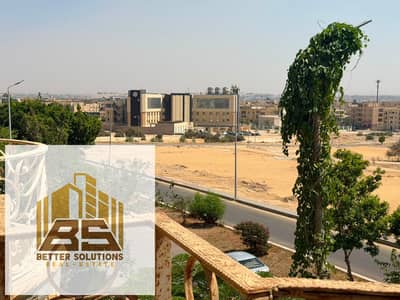 شقه للبيع في الحي الخامس مدينه العبور بالقرب من مستشفي فريد حبيب