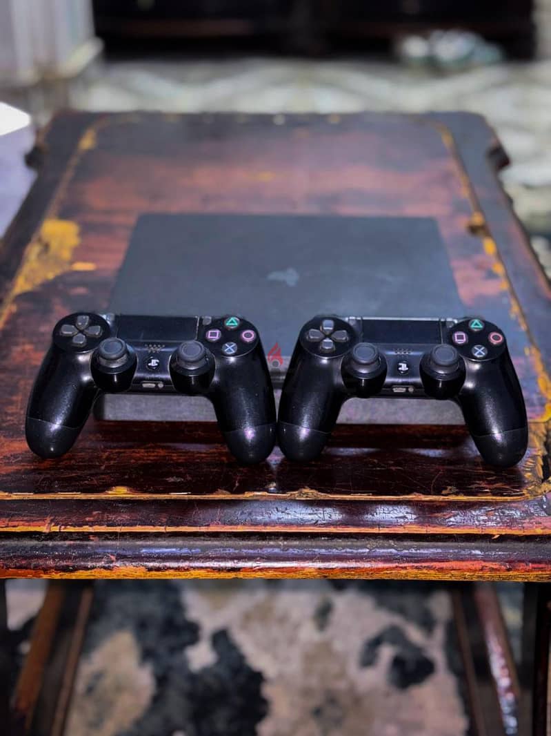 PS4 SLIM 1TB WITH 2 CONTROLLERS +12 GAME 1
