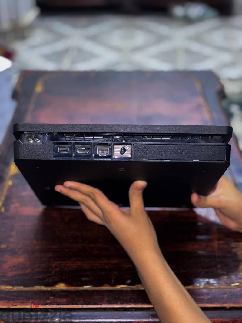 PS4 SLIM 1TB WITH 2 CONTROLLERS +12 GAME 2