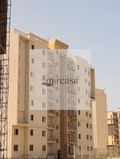 T Residence New Alamein بجوار جامعة العلمين، وحدات بمساحات من 110 إلى 130 متر، 3 غرف كاملة التشطيب، واستلام خلال 6 شهور. الأسعار تبدأ من 2,550,000 جنيه مع إمكانية التقسيط على سنة بدون فوائد، أو التقسيط حتى 7 سنوات بإجمالي سعر يصل إلى 4,600,000 جنيه. فرصة
