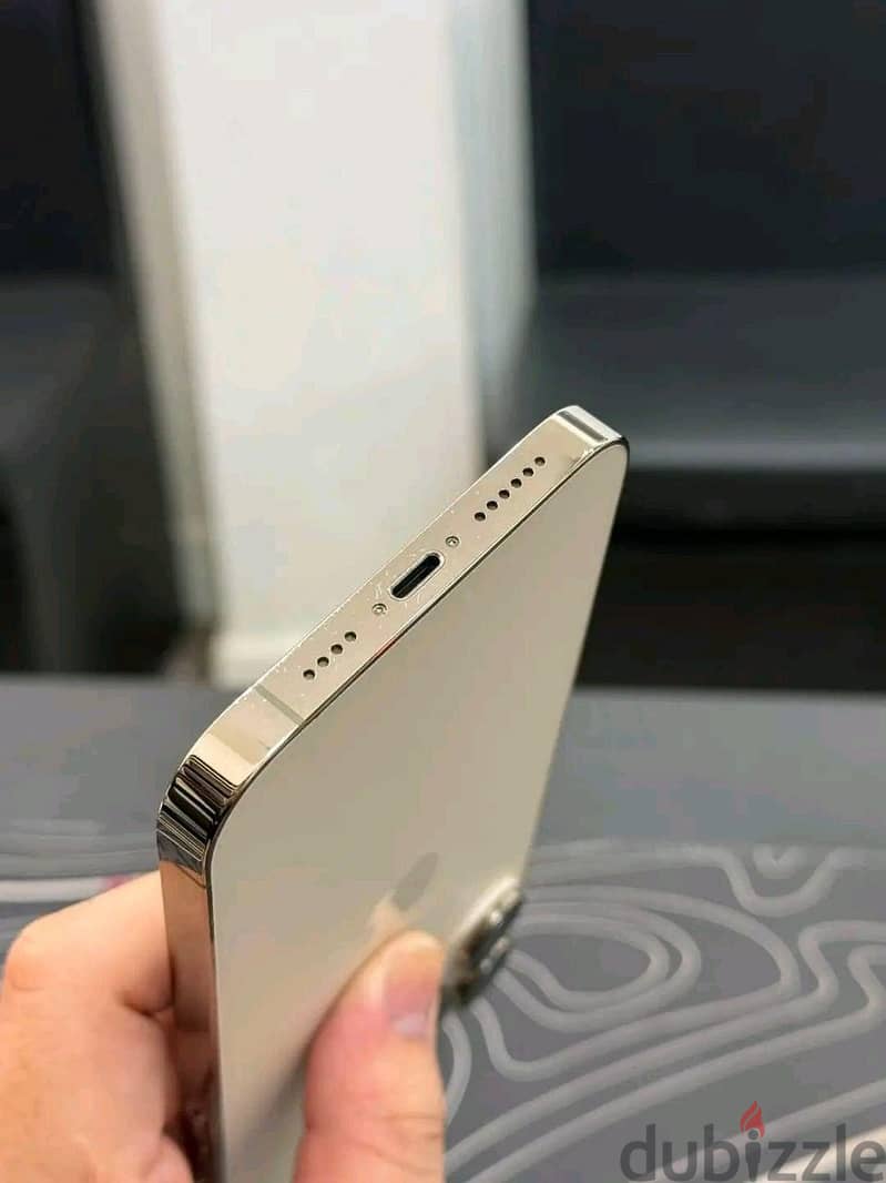 آبل - آيفون 16 برو 4