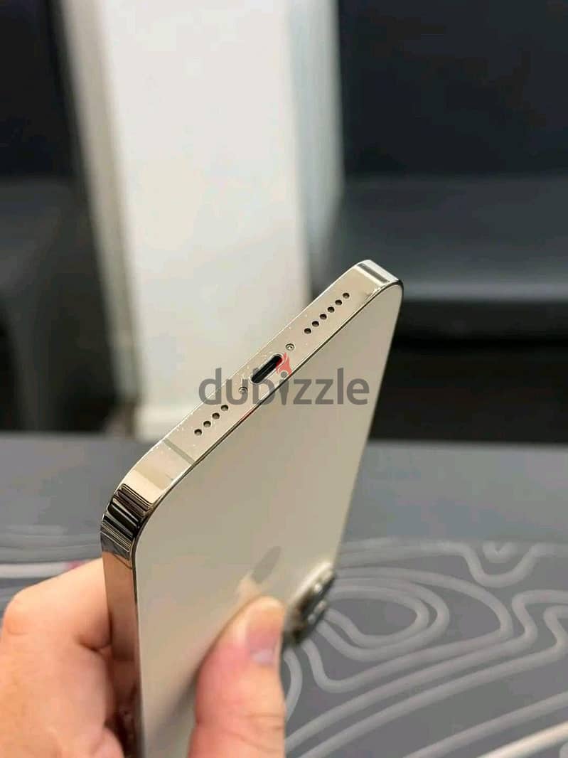 آبل - آيفون 16 برو 12