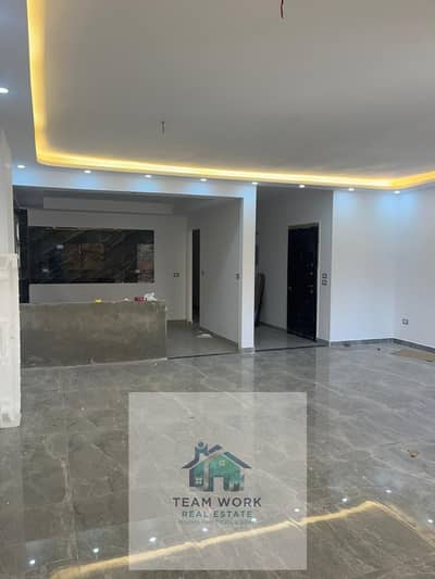 With a private garden directly opposite Spain Plaza. . . 200m² ultra-super-lux apartment in "District 8" in Sheikh Zayed