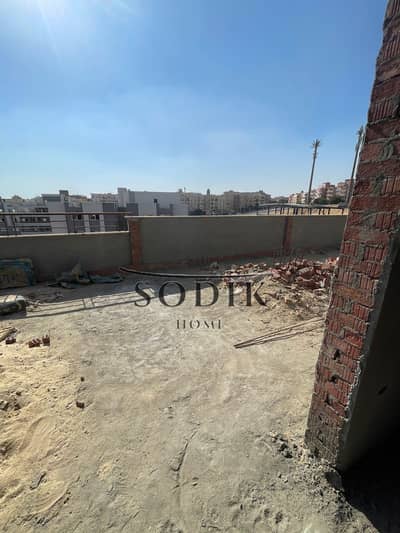 180m² rooftop apartment in the Fifth District: 3 bedrooms, 2 bathrooms, and a 3-piece reception area; view overlooking the High City compound.