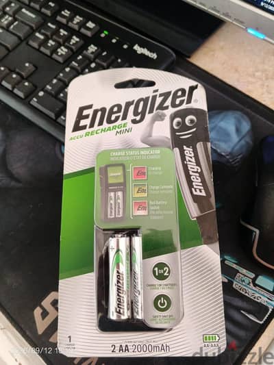 شاحن energizer مع بطاريتين ياباني اصلي متبرشم متفتحش