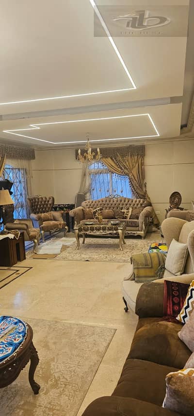 Luxury apartment for sale in Al-Banfsaj Villas 11 – First Settlement, the finest location in Al-Banfsaj Villas, an apartment with distinctive spaces and Ultra Ultra Lux finishing.