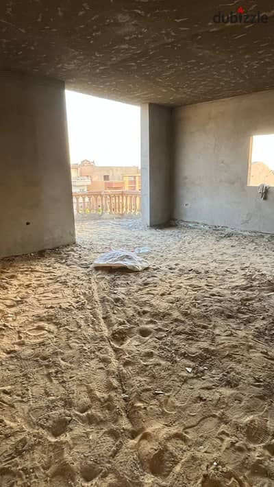Apartment for sale in Al-Yasmeen 5, semi-finished – immediate handover; located two minutes from North 90th Street and Qasr El-Kababgy.