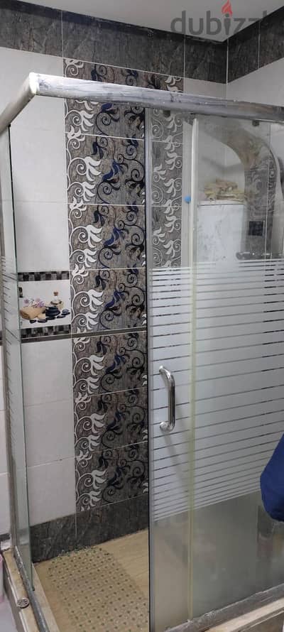 كابينة شاور جرار بحالة جيدة   المقاس 120*80