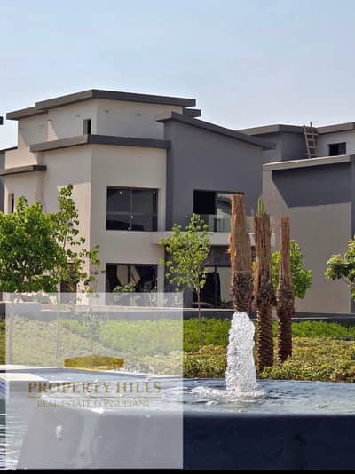 فيلا للبيع باقل سعر في الماركت في كومباوند creek town علي طريق السويس امام الرحاب مباشرة ودقائق من مطار القاهره الدولي