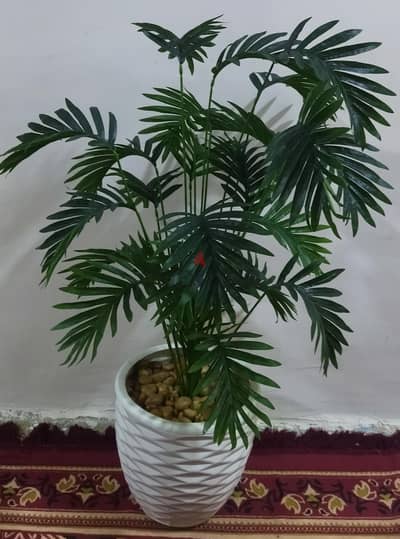أصيص ديكور مع نبات صناعي