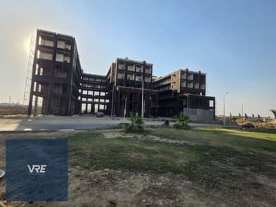 امتلك محل 24م أمام السلالم الكهربائية – The Square Mall الشروق | موقع تجاري مميز على محور الحرية