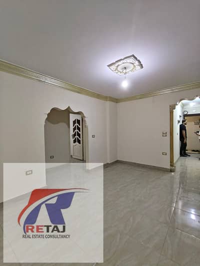فرصه ولأول مشتري جاد شقه بعماره حديثه مسجله بالمنطقه العاشره سعر مناسب جدا