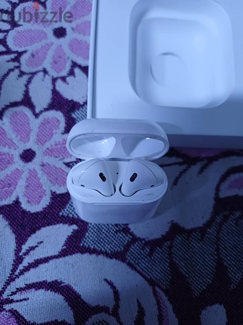 apple airpods 2 with chraging case 3