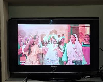 شاشة سامسونج ٣٢ بوصه Lcd صوت وصورة بحالة ممتازة