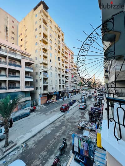 شقه في العجمي شاطي النخيل علي الشارع الرئيسي مباشر وخطوات لي البحر تشطيب فاخر مميز