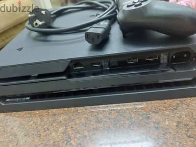 PlayStation 4 Pro 1TB بحالة كالجديد + دراع وقاعدة شحن