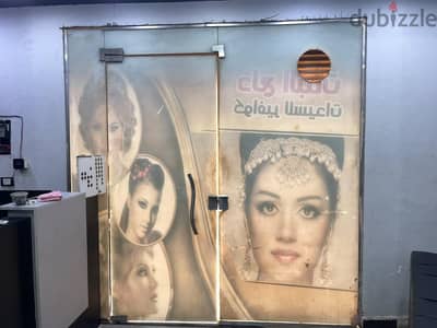 باب زجاج كبير