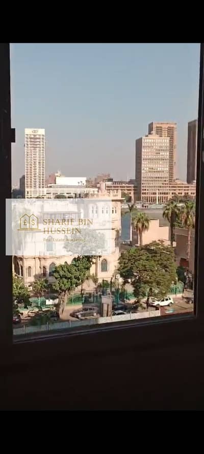 شقه للبيع تمليك على النيل مباشره في الزمالك برج و اسانسير مسجله ولها حصة في الارض ثلاث غرف واثنين حمام