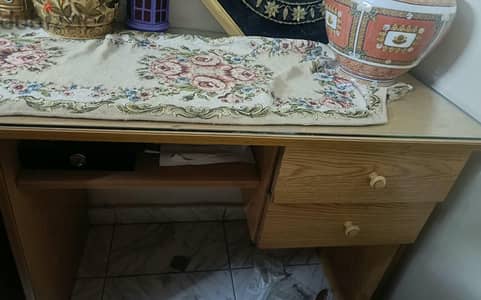 2 مكتب بحاله ممتازه+ ترابيزه انتريه+ كرسي بار