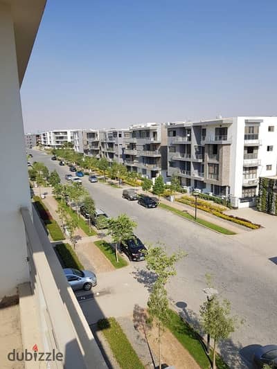 Apartment for sale with a cash discount in a prime location, in a distinguished compound overlooking a landscaped area.