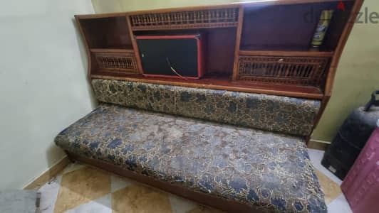 كنبة استوديو بتتفتح سرير وفيها سحارة