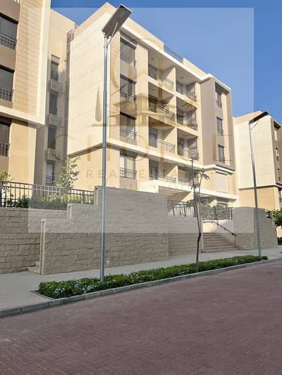 شقه غرفتين بحري بفيو مميز بسعر لقطه ريسيل من المالك فوري جاهزه للسكن للبيع بكمبوند فيفث سكوير المراسم بمنطقه الجولدن سكوير التجمع
