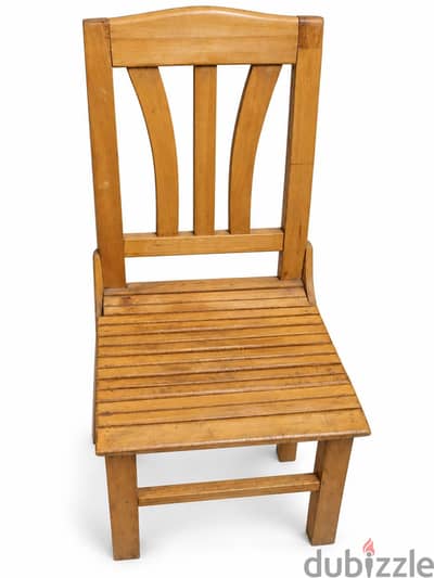 كرسي خشبي
